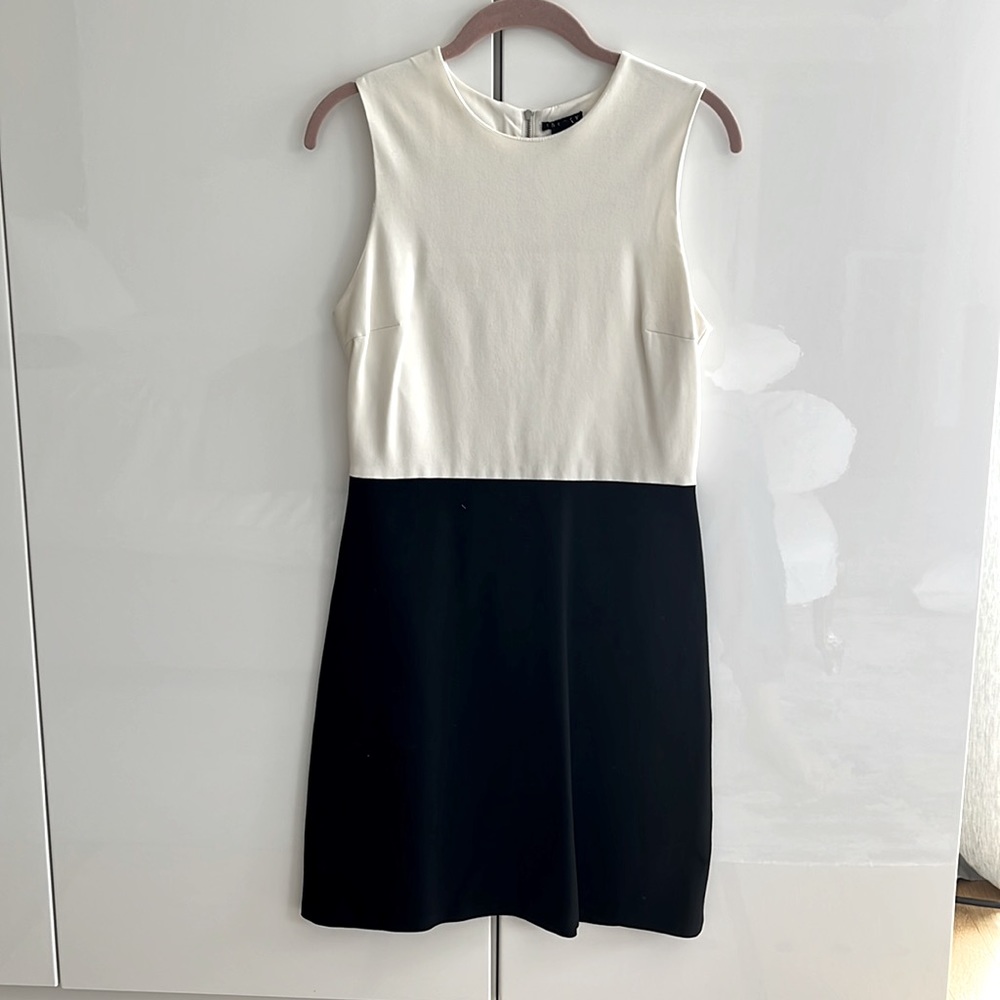 Theory like new size 8 color block black and white stretchy sleeveless dress